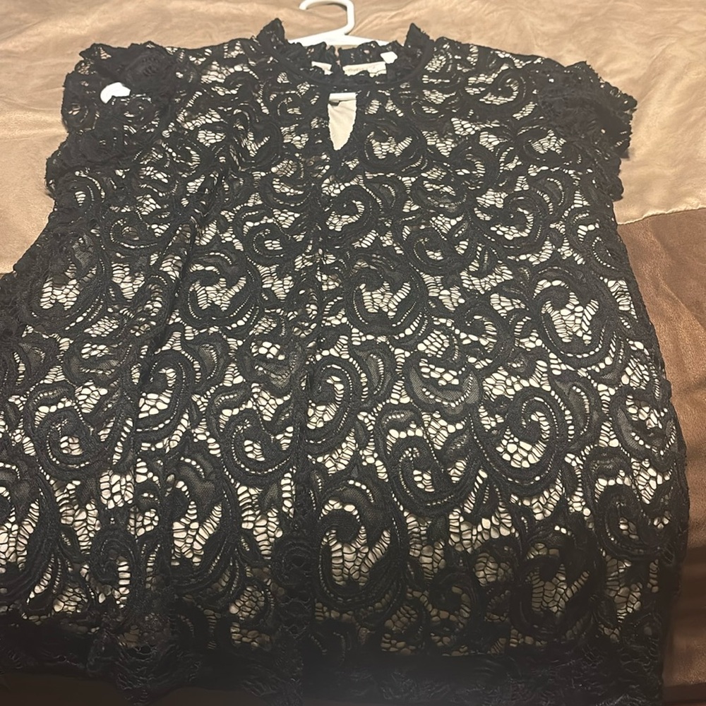 Black/cream colored top